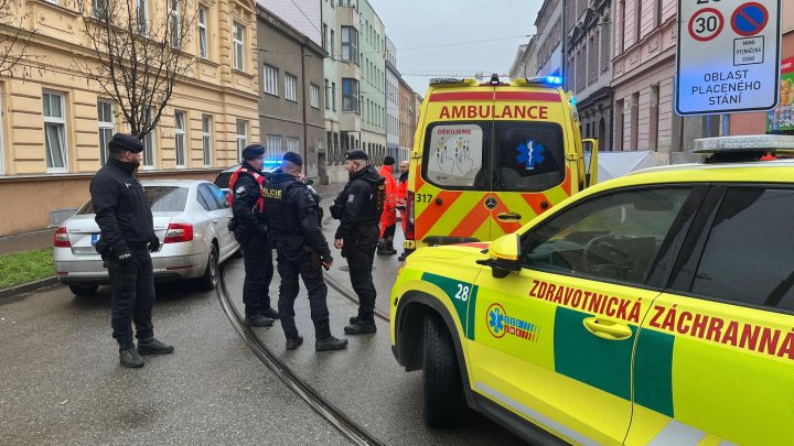 Policie zasahuje na místě činu v Mostecké ulici. (8.12.2025)