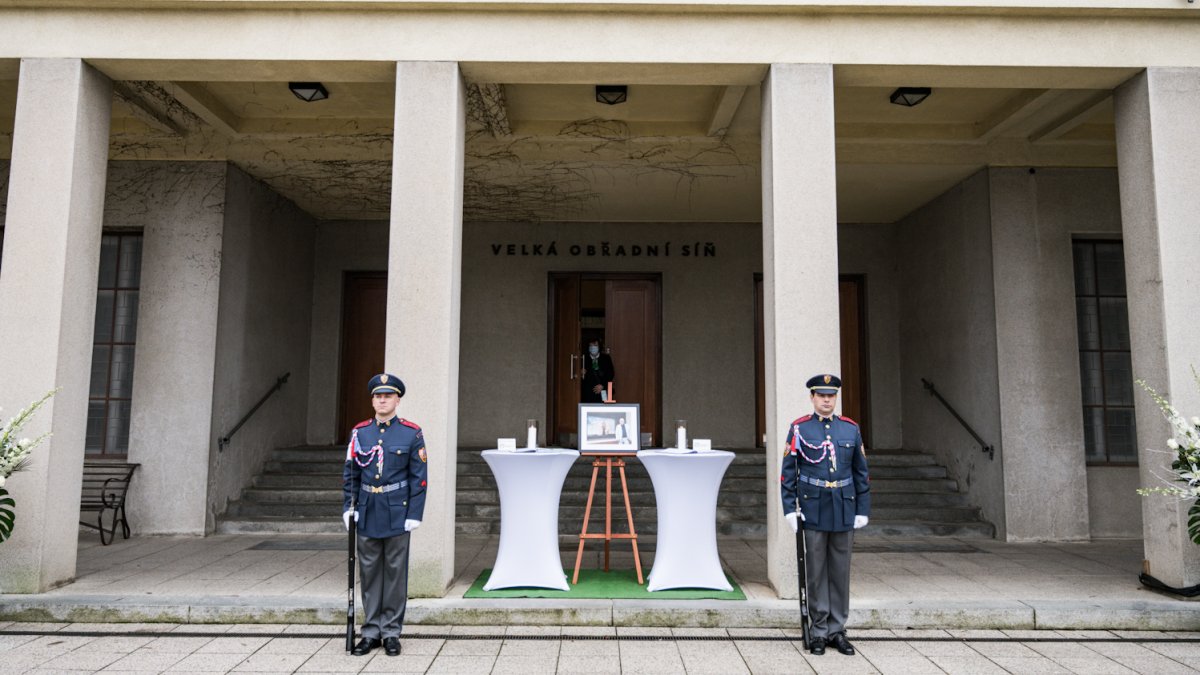 Lidé se rozloučili s kostýmním výtvarníkem Theodorem Pištěkem. (12.12.2025)