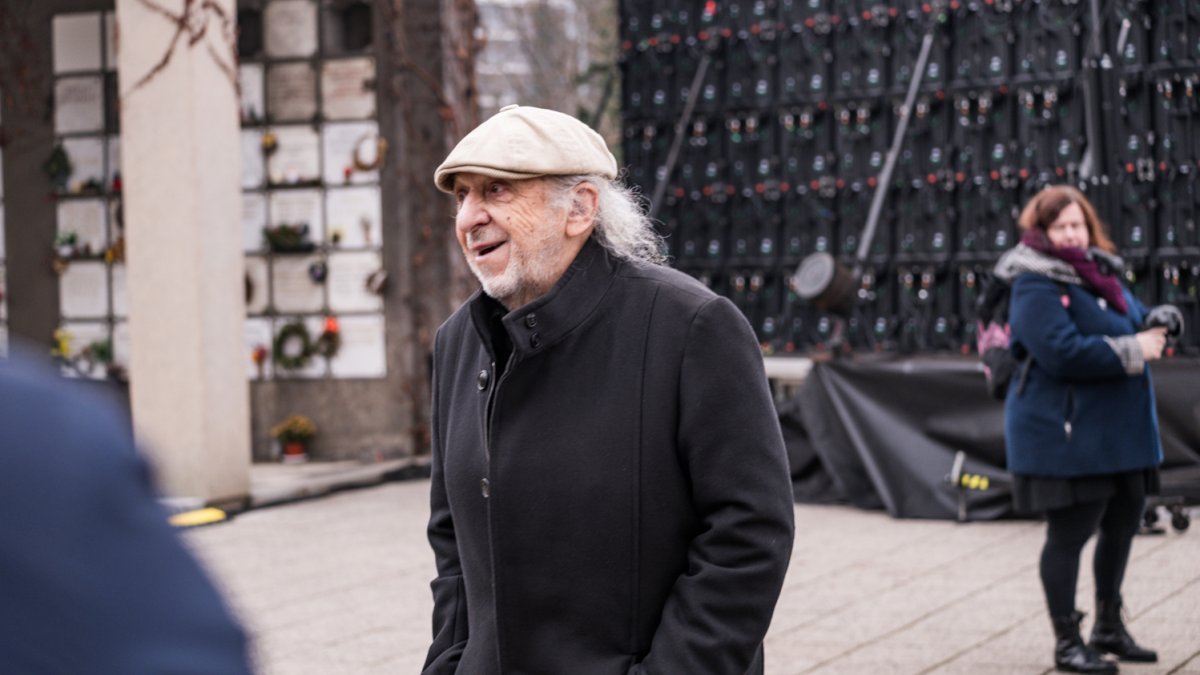 Lidé se rozloučili s kostýmním výtvarníkem Theodorem Pištěkem. (12.12.2025)