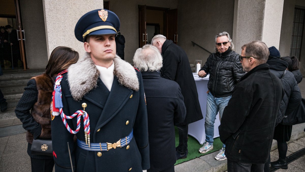 Lidé se rozloučili s kostýmním výtvarníkem Theodorem Pištěkem. (12.12.2025)