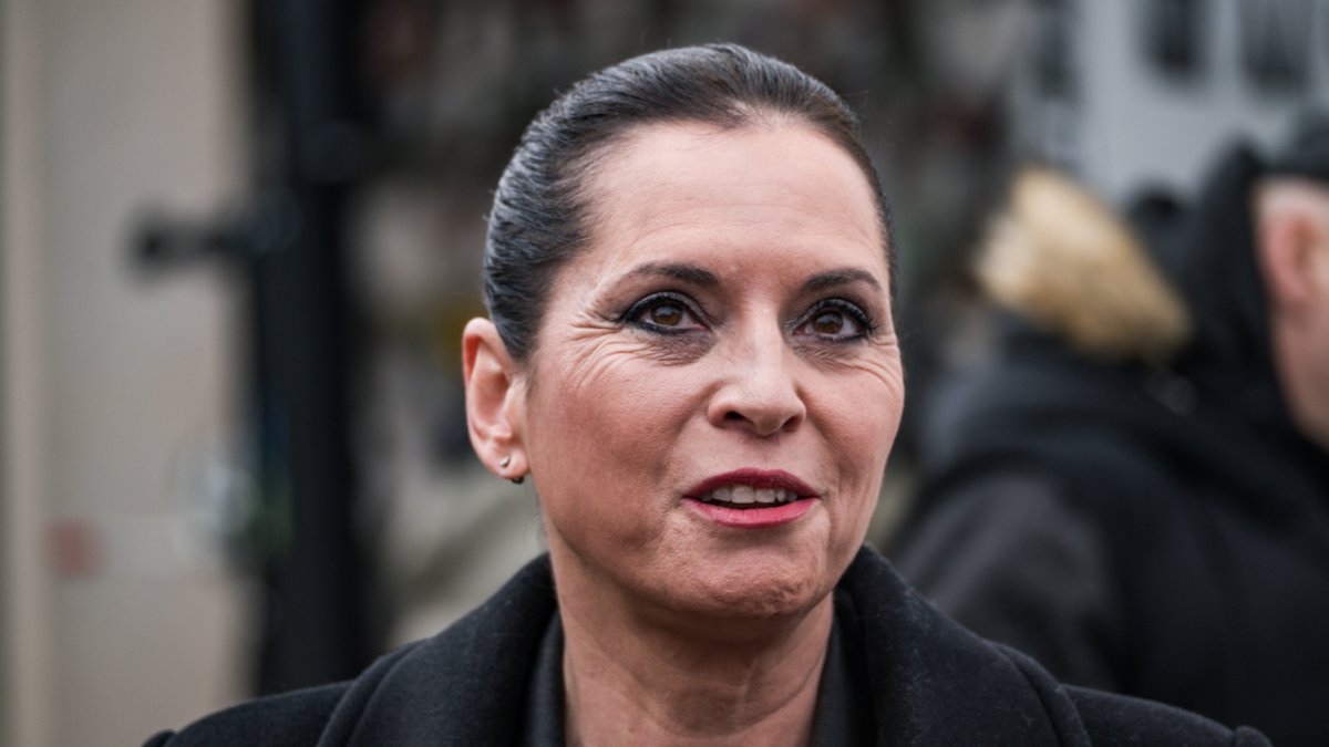 Lidé se rozloučili s kostýmním výtvarníkem Theodorem Pištěkem. (12.12.2025)