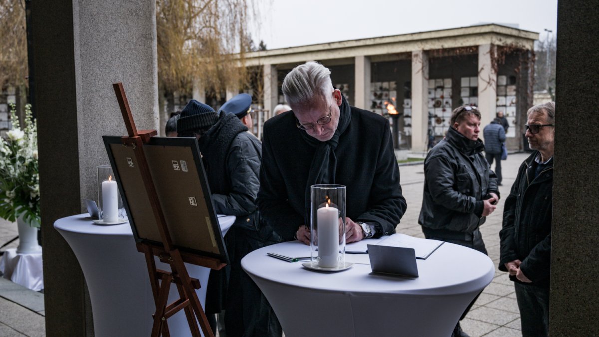 Lidé se rozloučili s kostýmním výtvarníkem Theodorem Pištěkem. (12.12.2025)