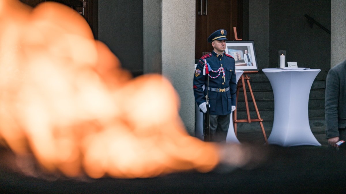 Lidé se rozloučili s kostýmním výtvarníkem Theodorem Pištěkem. (12.12.2025)