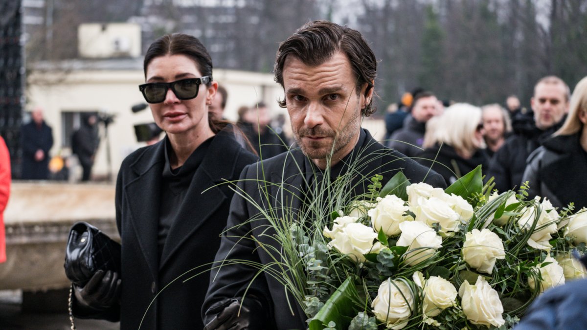 Blízcí a přátelé se rozloučili s moderátorem Patrikem Hezuckým. (12.12.2025)