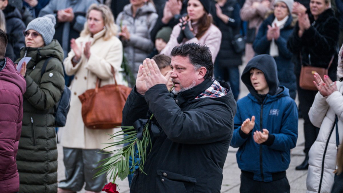 Blízcí a přátelé se rozloučili s moderátorem Patrikem Hezuckým. (12.12.2025)