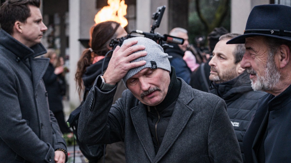 Blízcí a přátelé se rozloučili s moderátorem Patrikem Hezuckým. (12.12.2025)