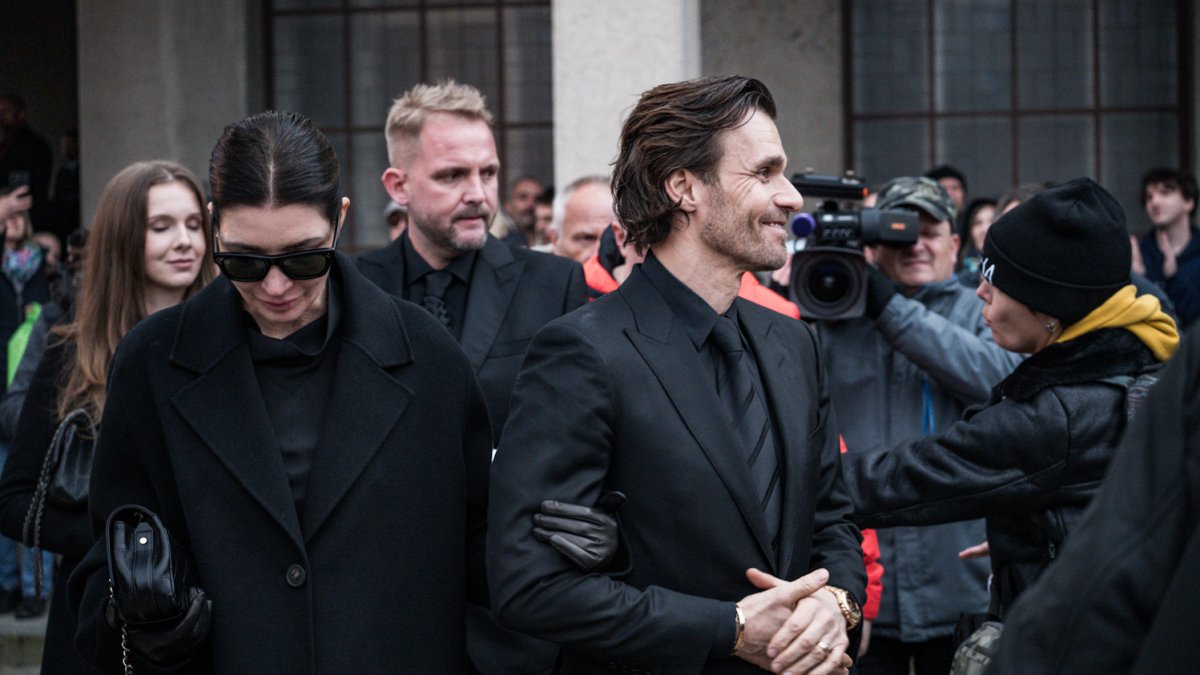 Blízcí a přátelé se rozloučili s moderátorem Patrikem Hezuckým. (12.12.2025)