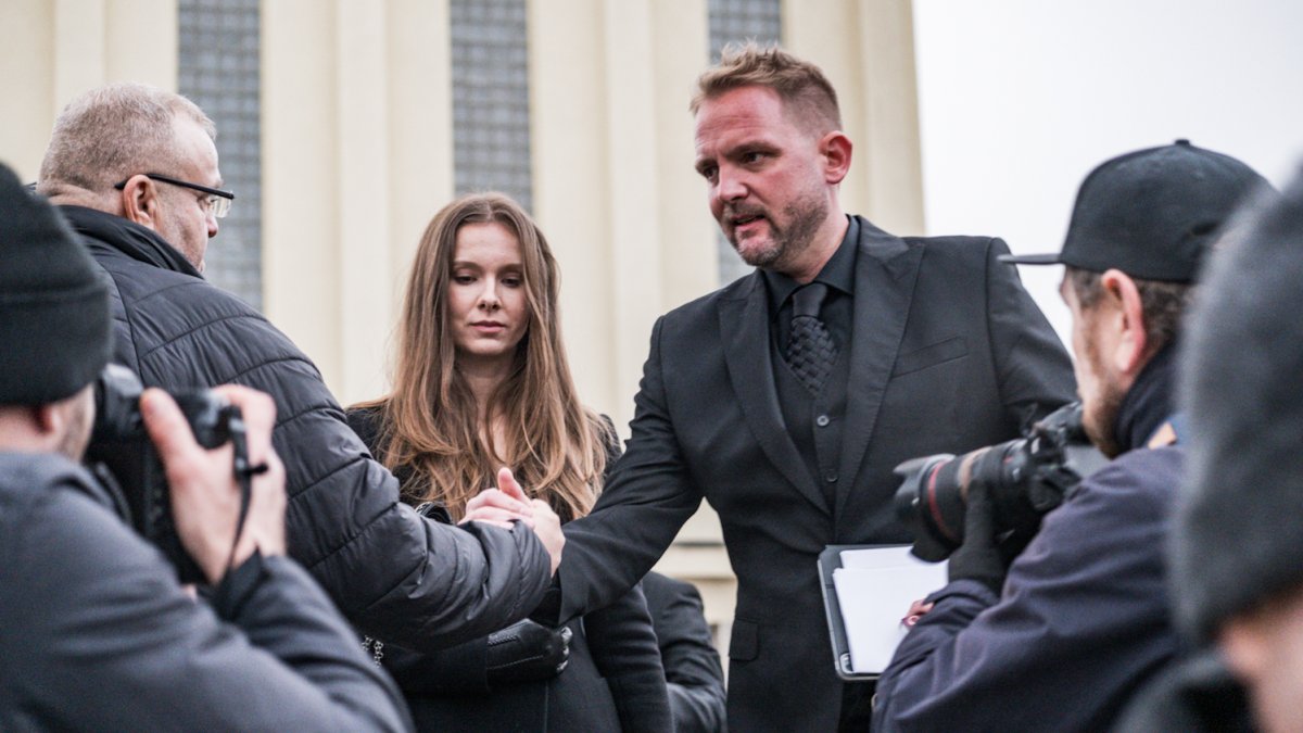 Blízcí a přátelé se rozloučili s moderátorem Patrikem Hezuckým. (12.12.2025)