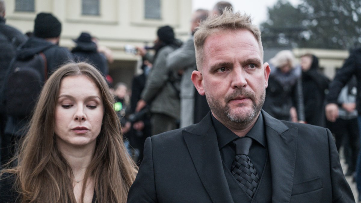 Blízcí a přátelé se rozloučili s moderátorem Patrikem Hezuckým. (12.12.2025)