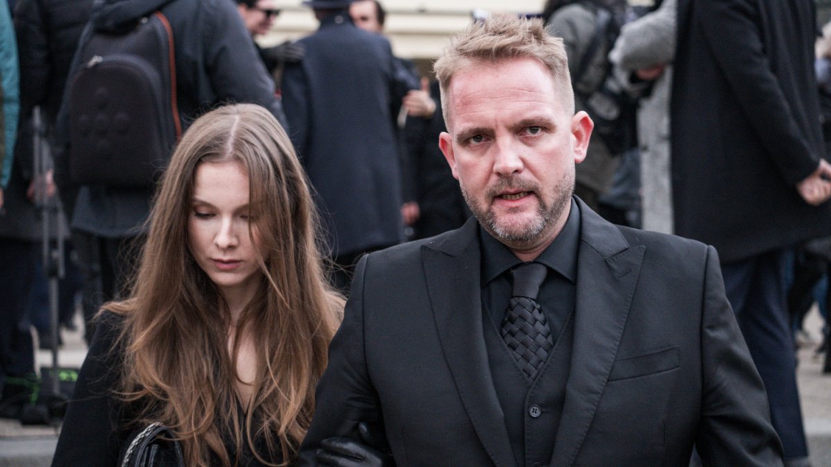 Blízcí a přátelé se rozloučili s moderátorem Patrikem Hezuckým. (12.12.2025)