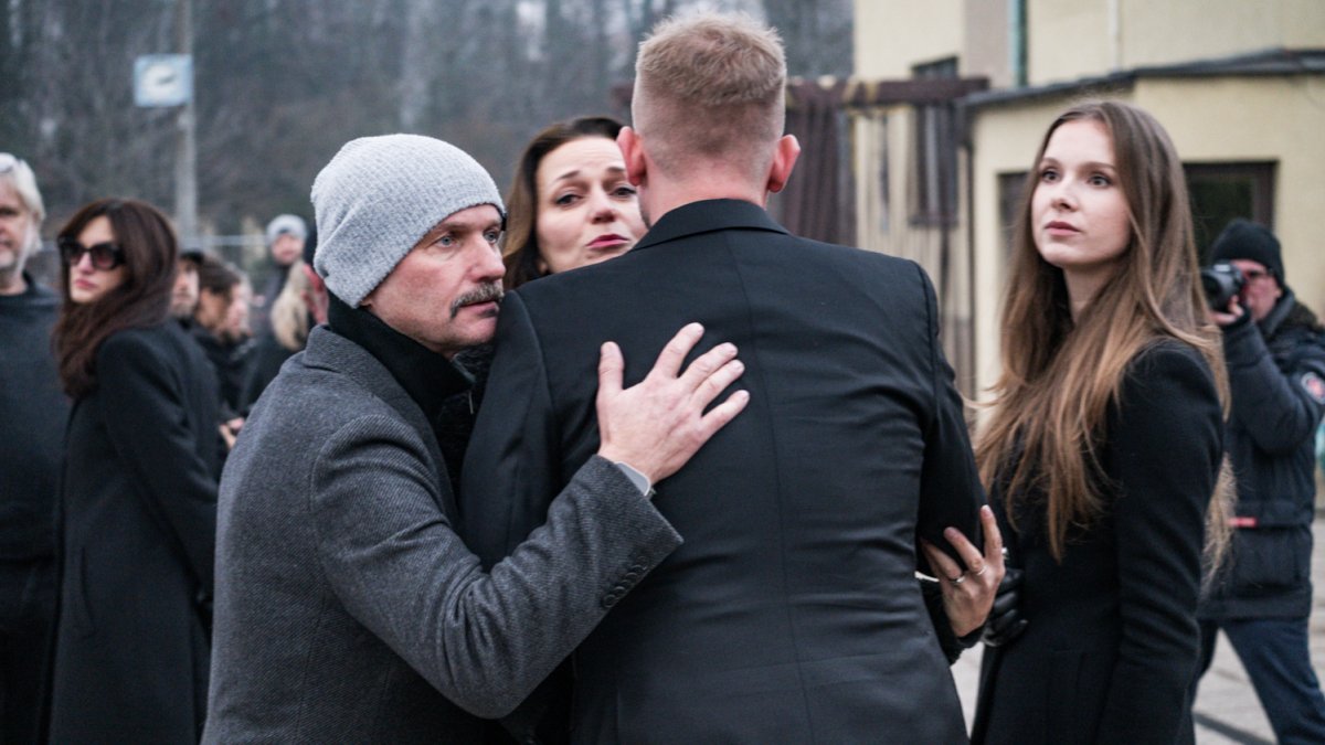 Blízcí a přátelé se rozloučili s moderátorem Patrikem Hezuckým. (12.12.2025)