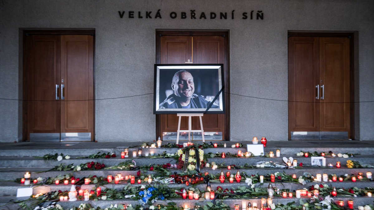 Blízcí a přátelé se rozloučili s moderátorem Patrikem Hezuckým. (12.12.2025)