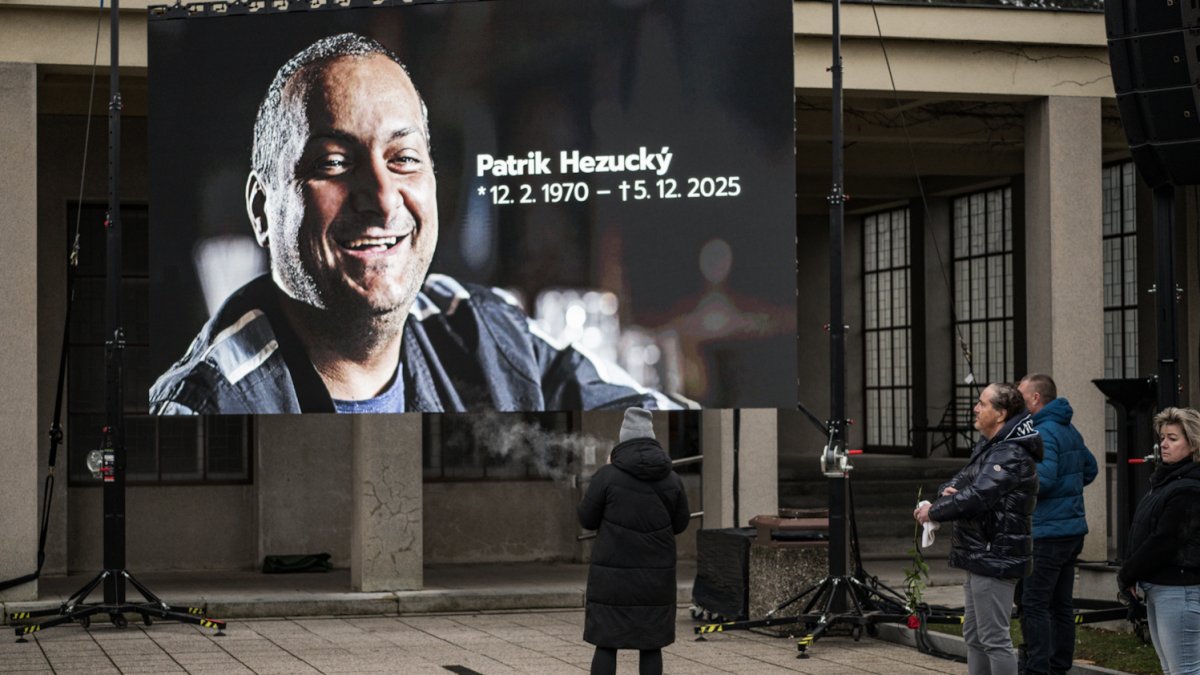 Blízcí a přátelé se rozloučili s moderátorem Patrikem Hezuckým. (12.12.2025)