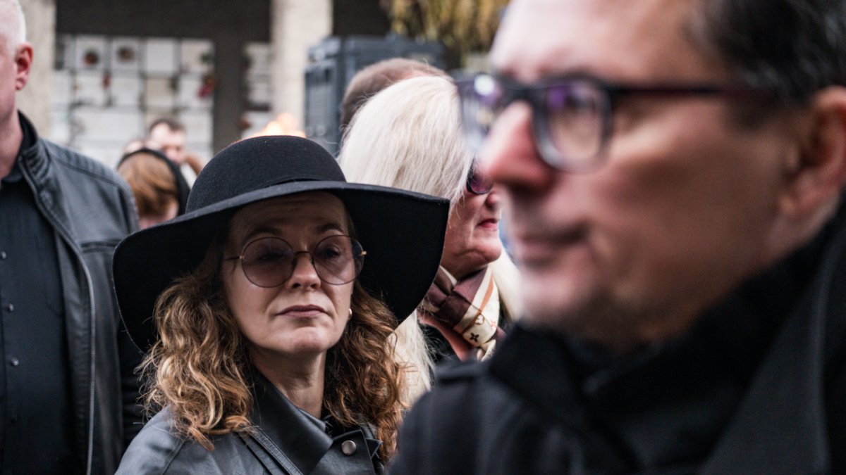 Blízcí a přátelé se rozloučili s moderátorem Patrikem Hezuckým. (12.12.2025)