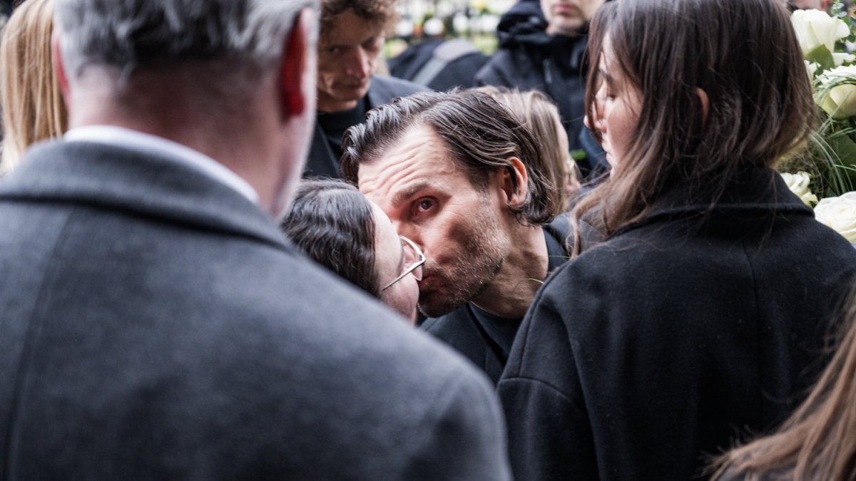 Blízcí a přátelé se rozloučili s moderátorem Patrikem Hezuckým. (12.12.2025)