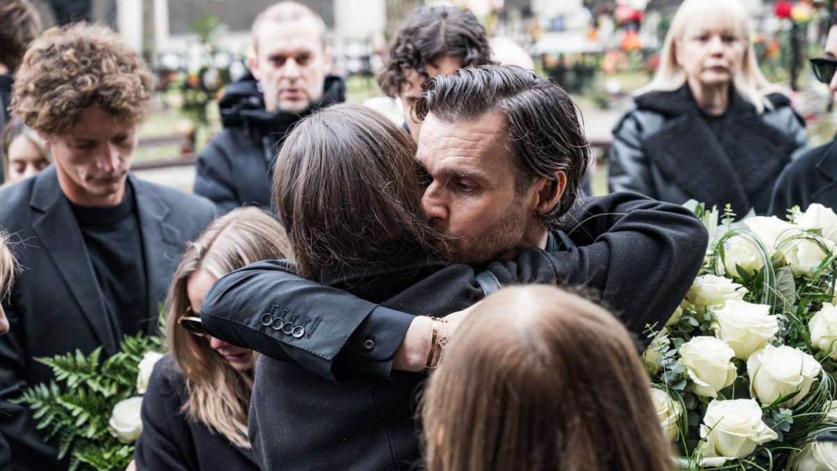 Blízcí a přátelé se rozloučili s moderátorem Patrikem Hezuckým. (12.12.2025)