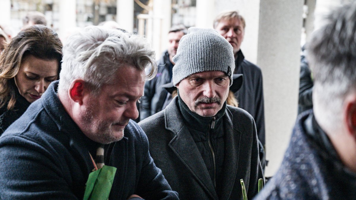 Blízcí a přátelé se rozloučili s moderátorem Patrikem Hezuckým. (12.12.2025)