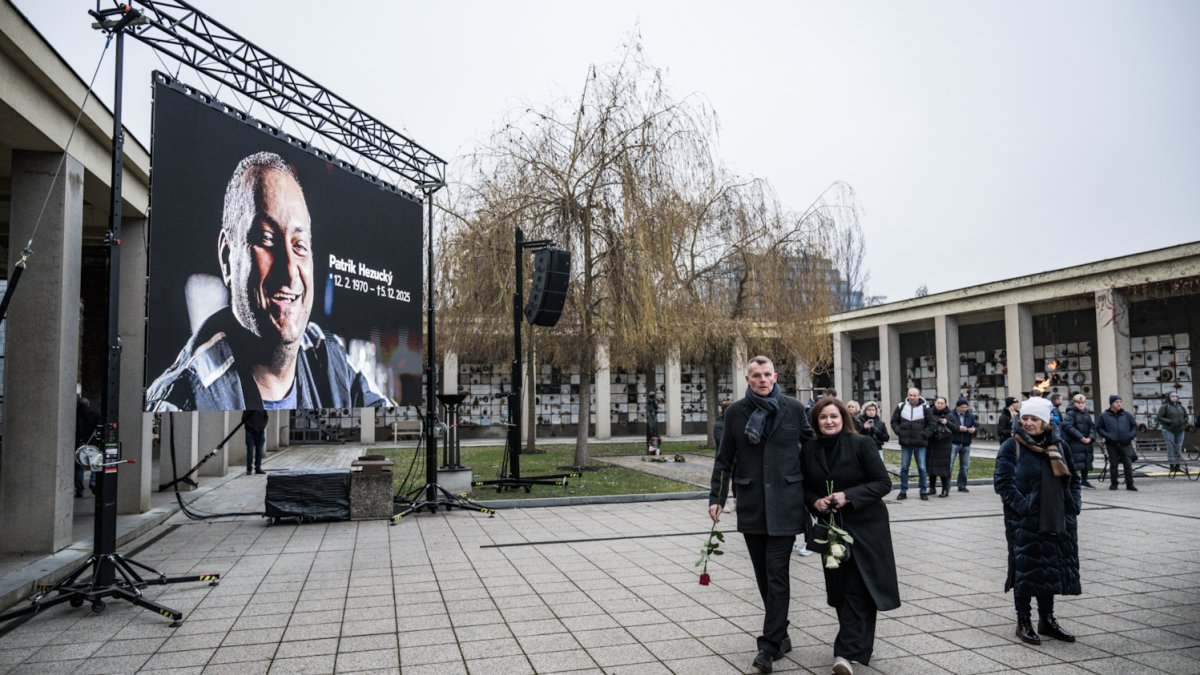Blízcí a přátelé se rozloučili s moderátorem Patrikem Hezuckým. (12.12.2025)