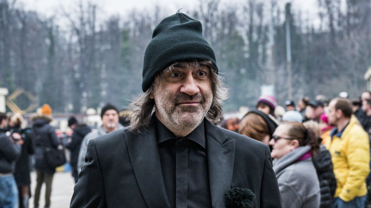 Blízcí a přátelé se rozloučili s moderátorem Patrikem Hezuckým. (12.12.2025)