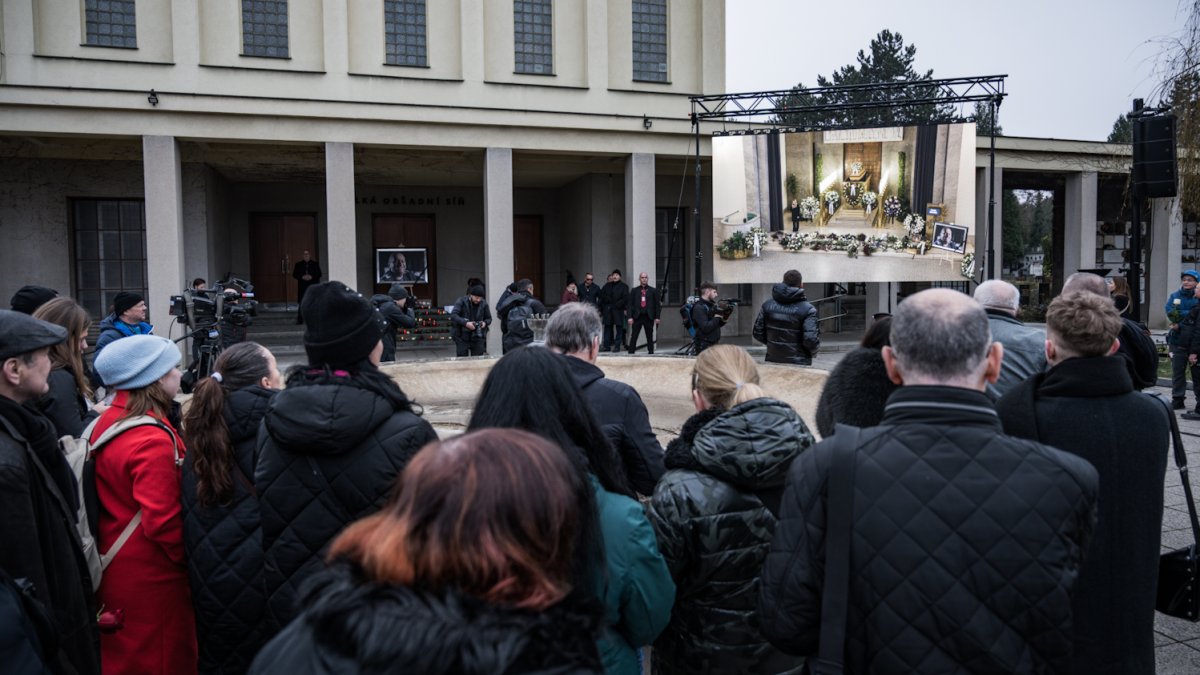 Blízcí a přátelé se rozloučili s moderátorem Patrikem Hezuckým. (12.12.2025)