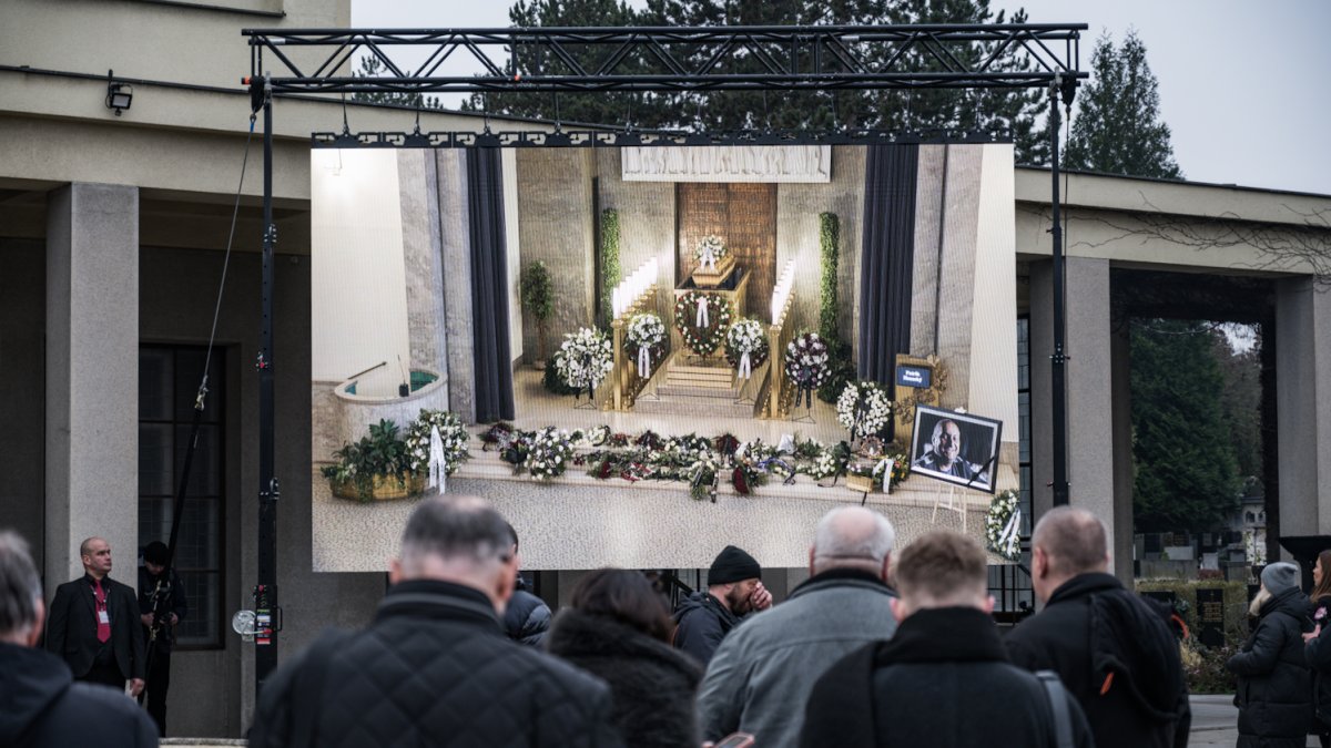 Blízcí a přátelé se rozloučili s moderátorem Patrikem Hezuckým. (12.12.2025)