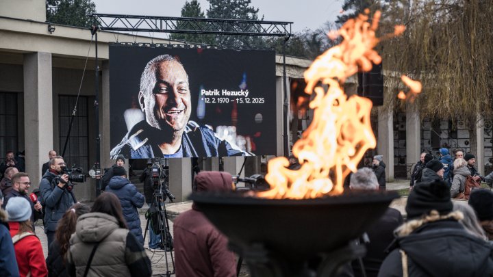 Blízcí a přátelé se rozloučili s moderátorem Patrikem Hezuckým. (12.12.2025)