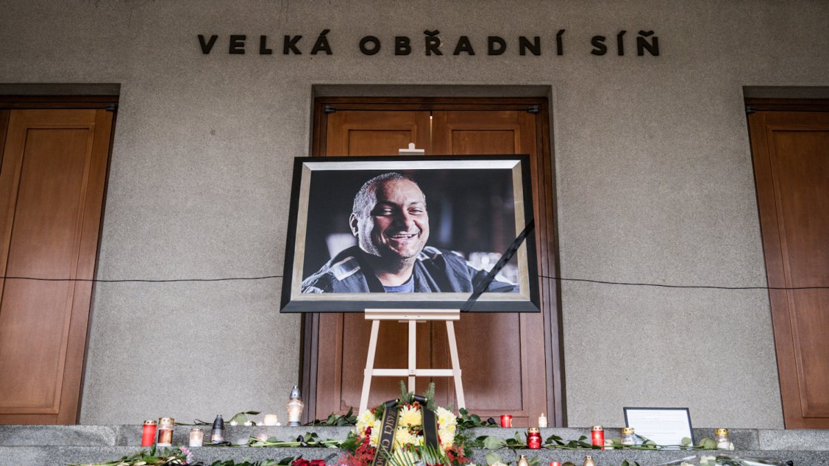 Blízcí a přátelé se rozloučili s moderátorem Patrikem Hezuckým. (12.12.2025)