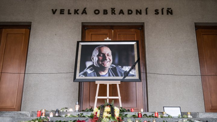 Blízcí a přátelé se rozloučili s moderátorem Patrikem Hezuckým. (12.12.2025)