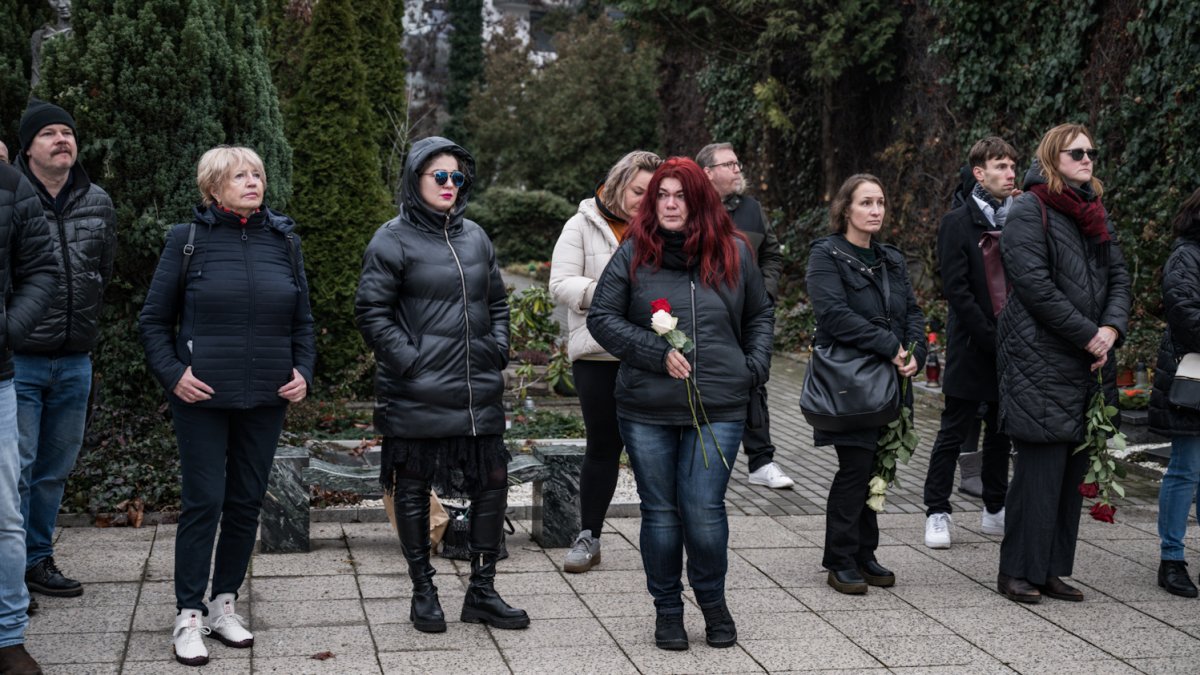 Blízcí a přátelé se rozloučili s moderátorem Patrikem Hezuckým. (12.12.2025)