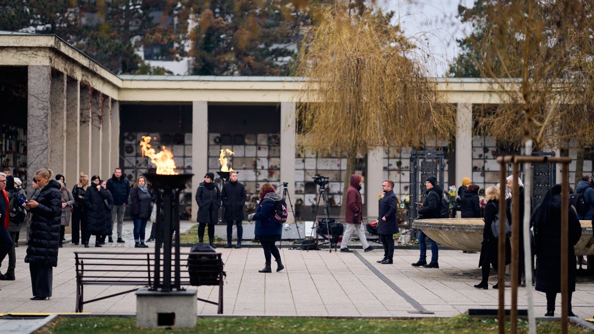 Blízcí a přátelé se rozloučili s moderátorem Patrikem Hezuckým. (12.12.2025)