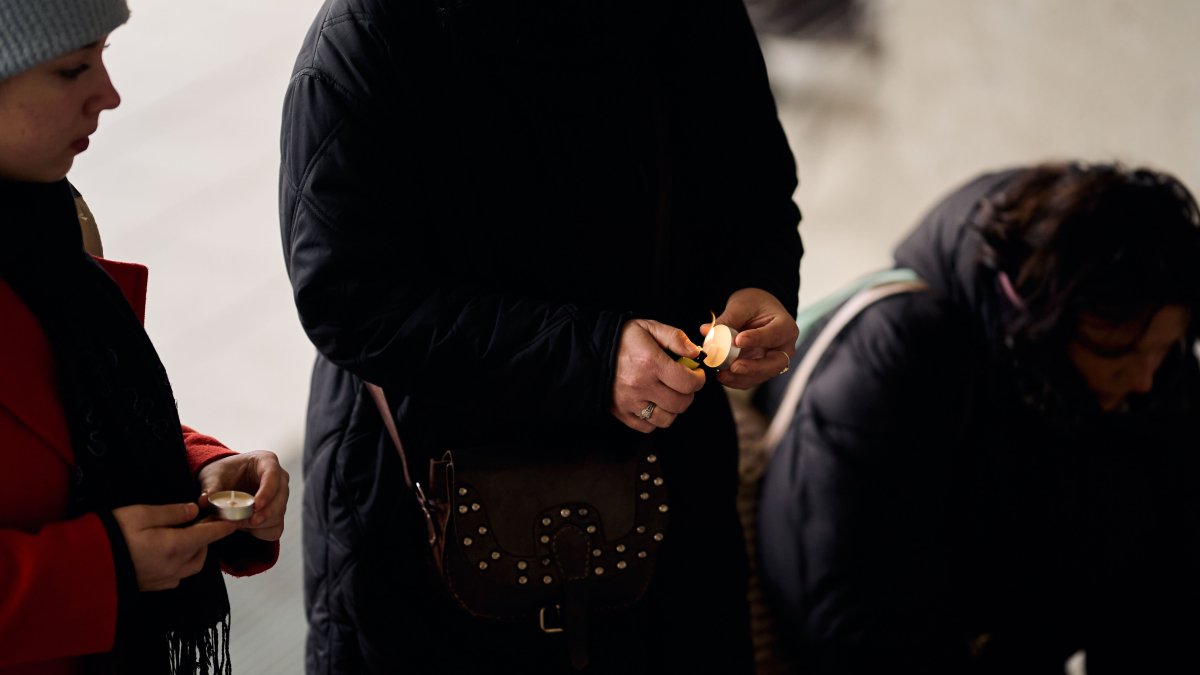 Blízcí a přátelé se rozloučili s moderátorem Patrikem Hezuckým. (12.12.2025)