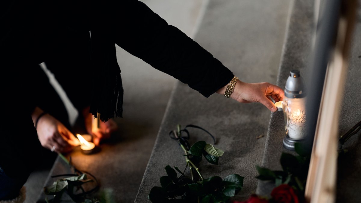 Blízcí a přátelé se rozloučili s moderátorem Patrikem Hezuckým. (12.12.2025)