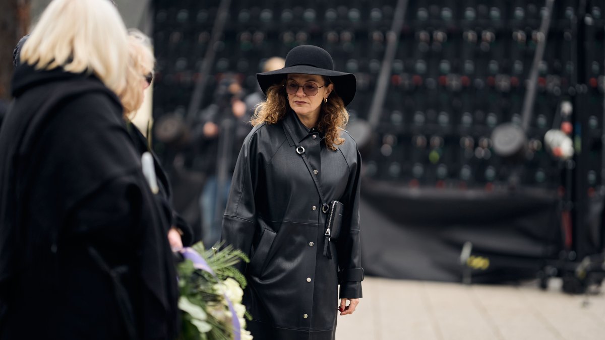 Blízcí a přátelé se rozloučili s moderátorem Patrikem Hezuckým. (12.12.2025)