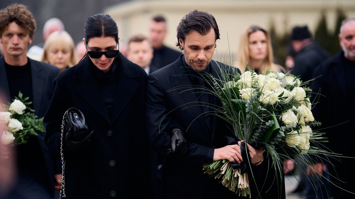 Blízcí a přátelé se rozloučili s moderátorem Patrikem Hezuckým. (12.12.2025)