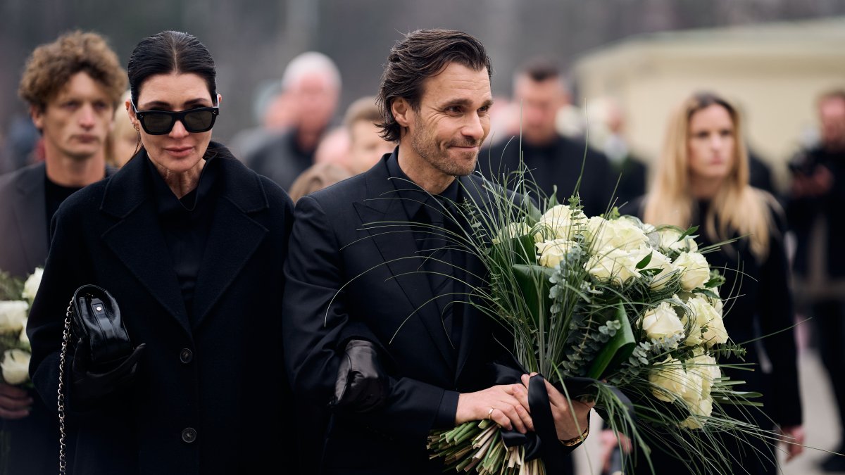 Blízcí a přátelé se rozloučili s moderátorem Patrikem Hezuckým. (12.12.2025)