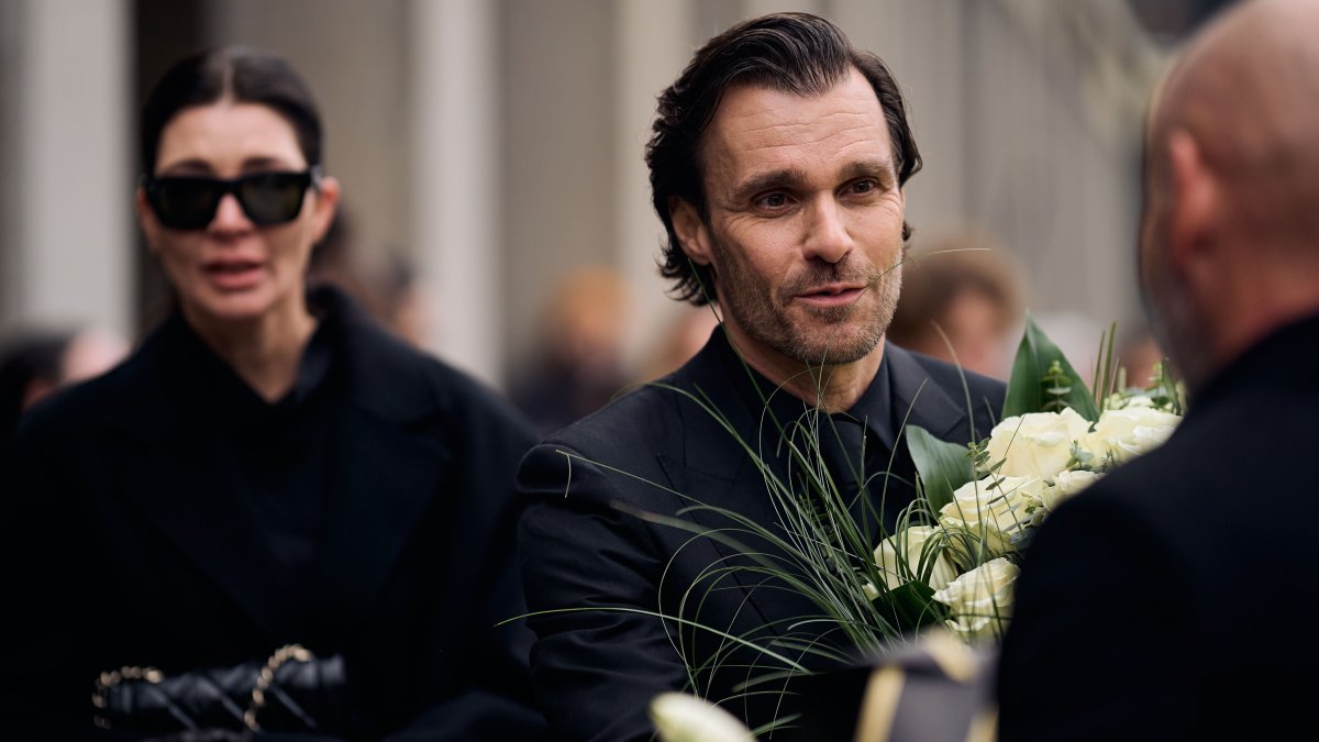 Blízcí a přátelé se rozloučili s moderátorem Patrikem Hezuckým. (12.12.2025)