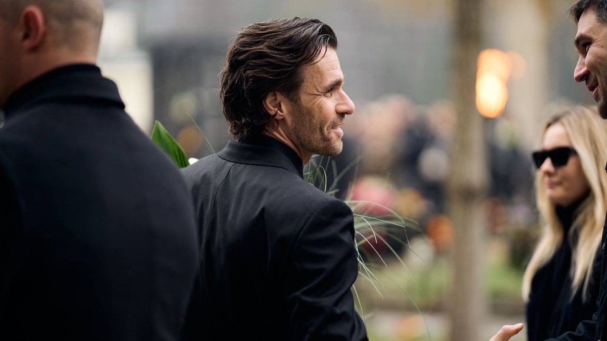 Blízcí a přátelé se rozloučili s moderátorem Patrikem Hezuckým. (12.12.2025)