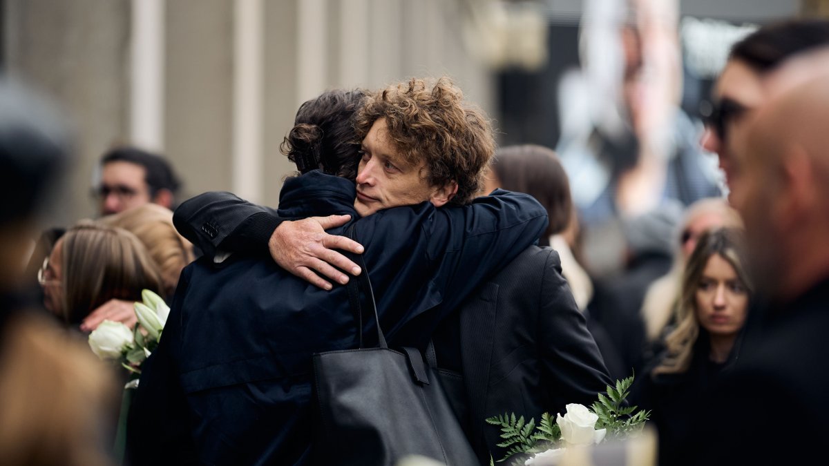 Blízcí a přátelé se rozloučili s moderátorem Patrikem Hezuckým. (12.12.2025)