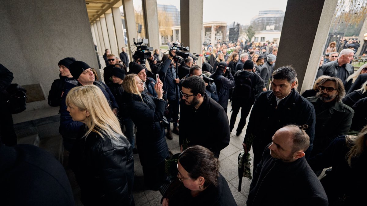 Blízcí a přátelé se rozloučili s moderátorem Patrikem Hezuckým. (12.12.2025)