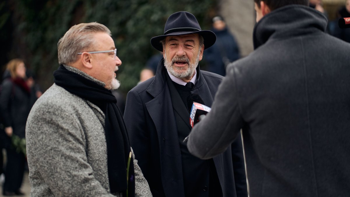 Blízcí a přátelé se rozloučili s moderátorem Patrikem Hezuckým. (12.12.2025)