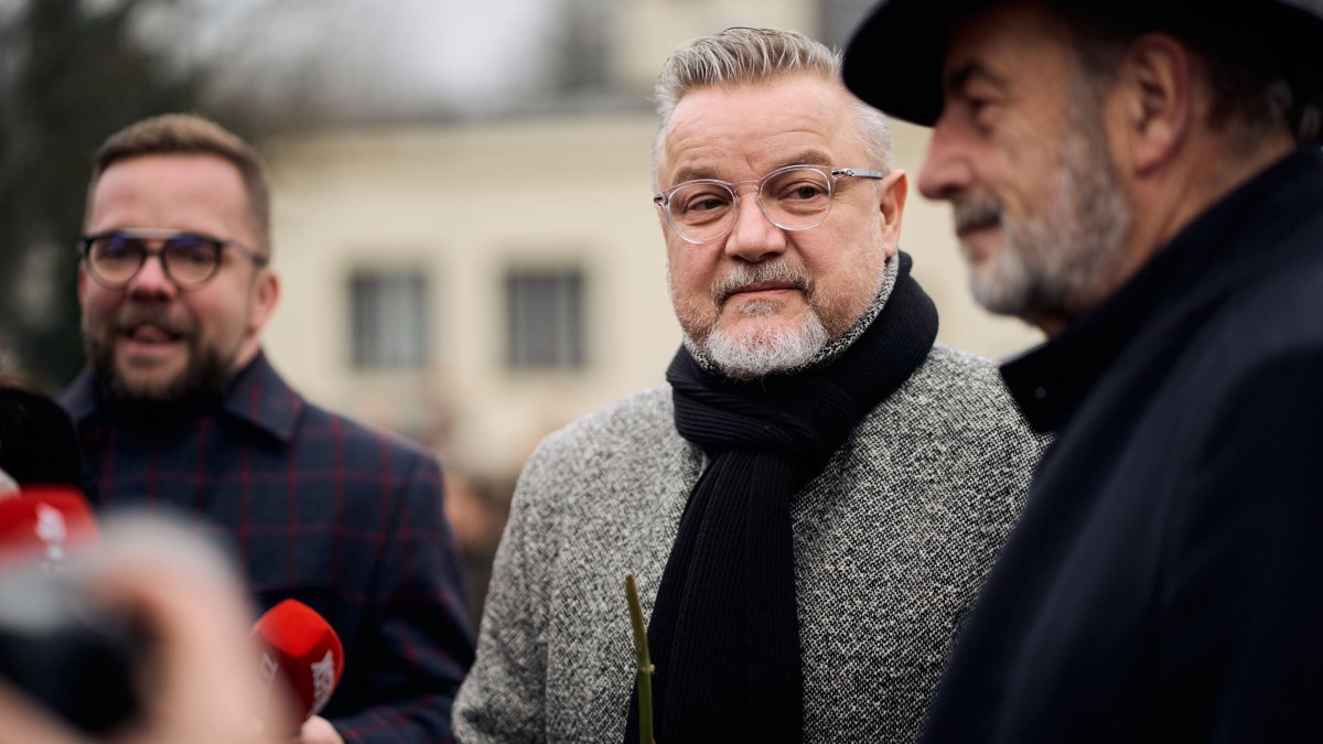 Blízcí a přátelé se rozloučili s moderátorem Patrikem Hezuckým. (12.12.2025)