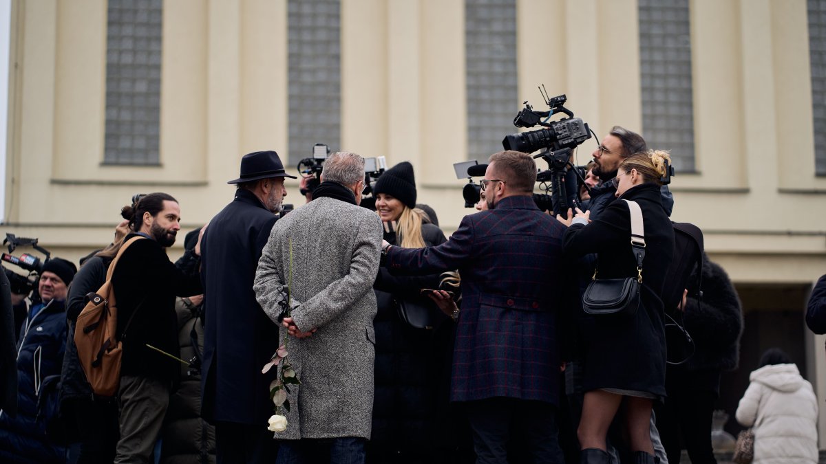 Blízcí a přátelé se rozloučili s moderátorem Patrikem Hezuckým. (12.12.2025)