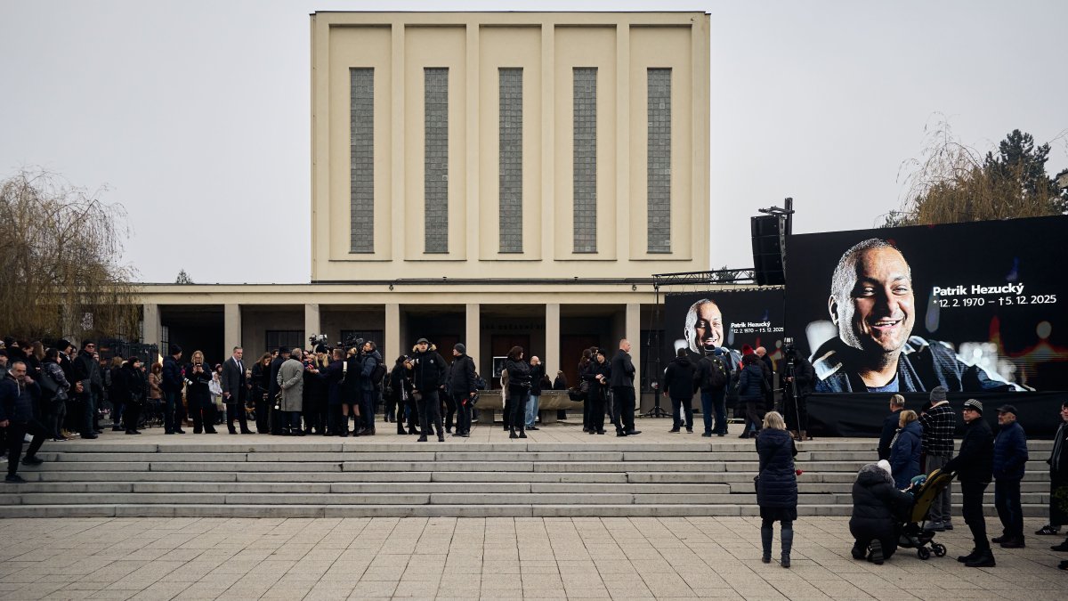 Blízcí a přátelé se rozloučili s moderátorem Patrikem Hezuckým. (12.12.2025)