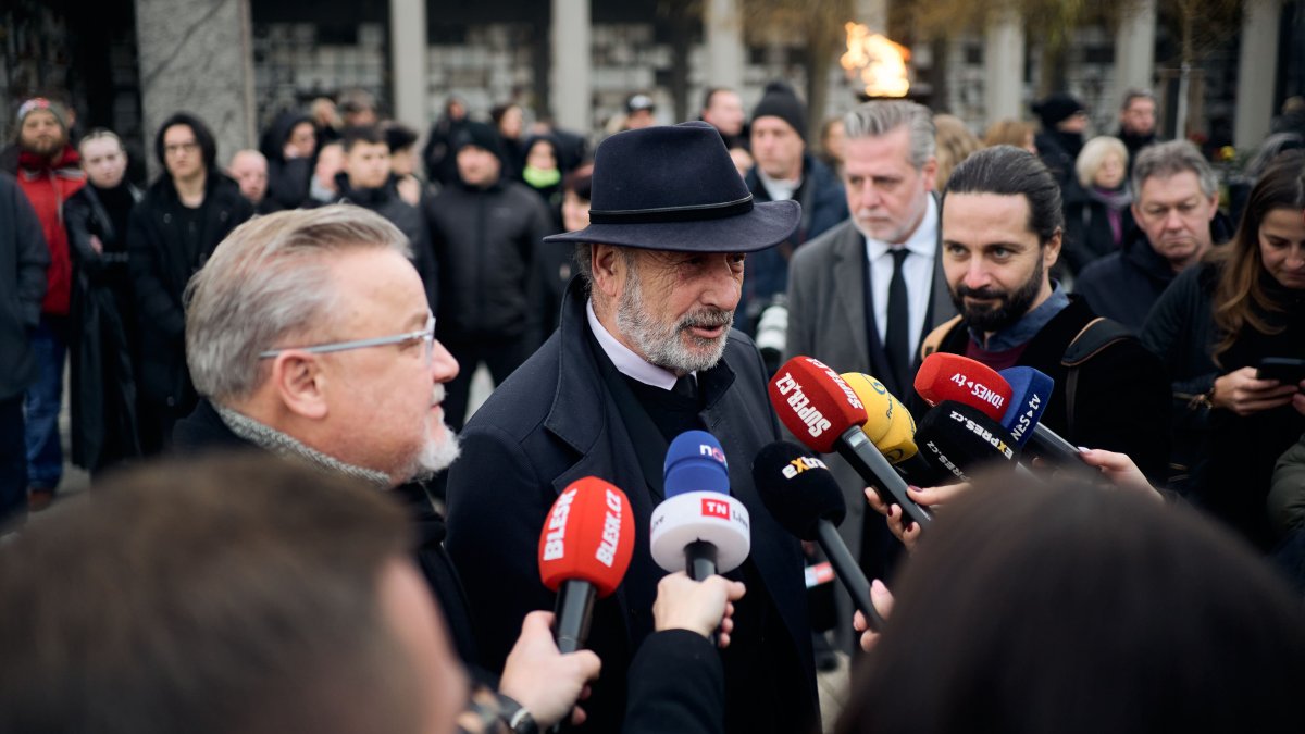 Blízcí a přátelé se rozloučili s moderátorem Patrikem Hezuckým. (12.12.2025)