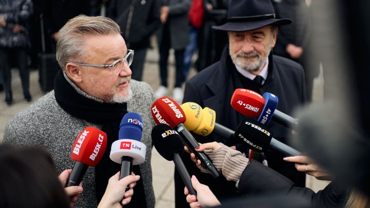 Blízcí a přátelé se rozloučili s moderátorem Patrikem Hezuckým. (12.12.2025)