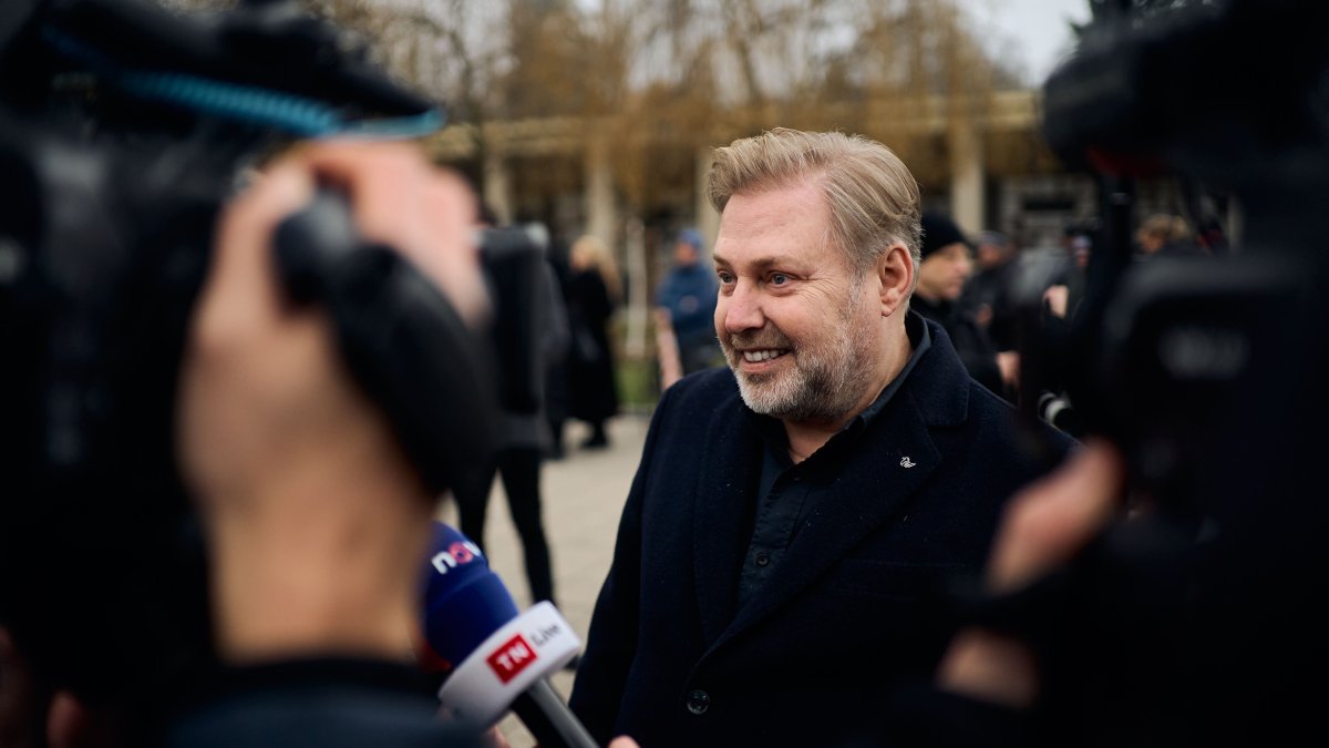 Blízcí a přátelé se rozloučili s moderátorem Patrikem Hezuckým. (12.12.2025)