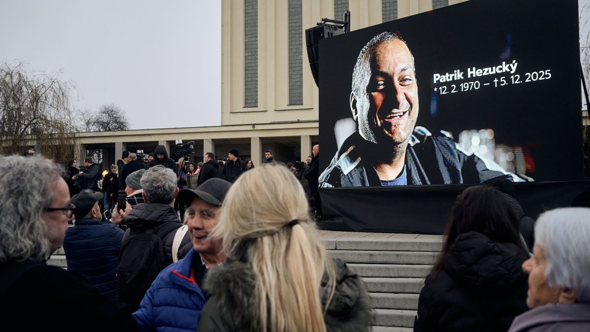Blízcí a přátelé se rozloučili s moderátorem Patrikem Hezuckým. (12.12.2025)
