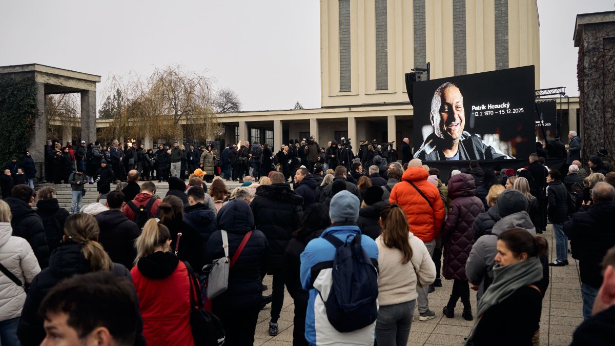 Blízcí a přátelé se rozloučili s moderátorem Patrikem Hezuckým. (12.12.2025)