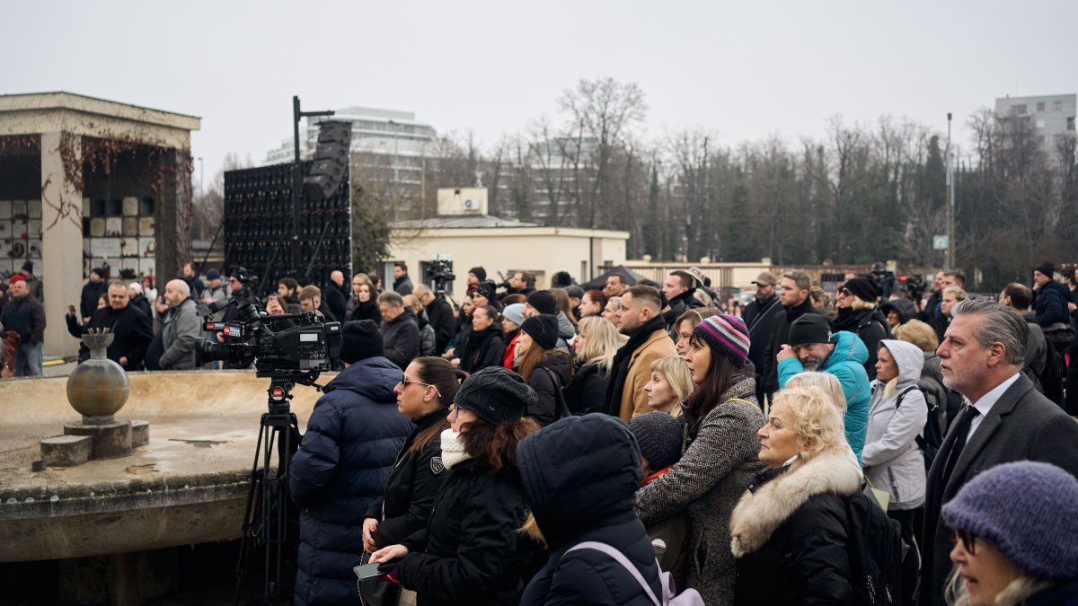 Blízcí a přátelé se rozloučili s moderátorem Patrikem Hezuckým. (12.12.2025)