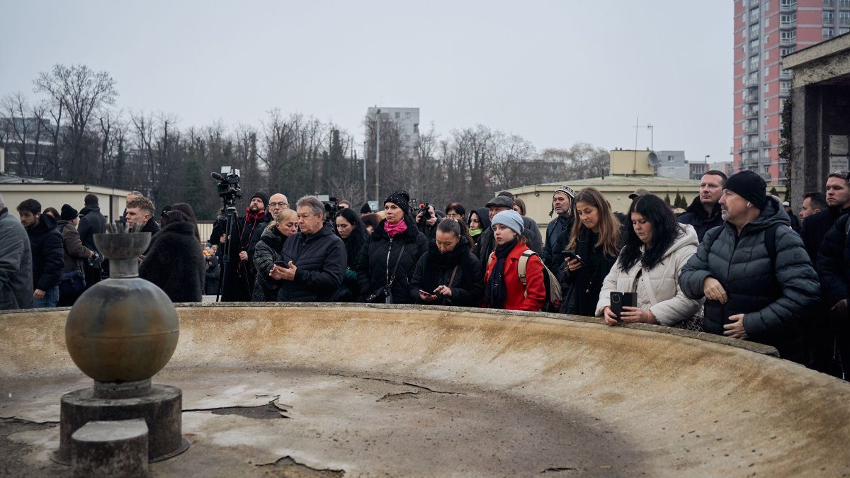 Blízcí a přátelé se rozloučili s moderátorem Patrikem Hezuckým. (12.12.2025)